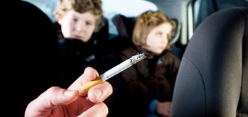 Fumer en voiture vous fait mal aux dents, à la santé; mais aussi dangereux pour vos enfants et vos amis!