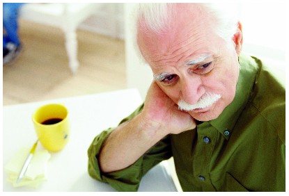 Les hommes âgés ont beaucoup de difficultés à manger à cause des problèmes dentaires.