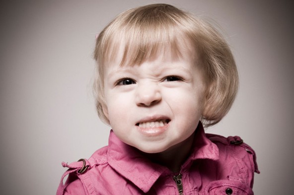 Les enfants souffrent souvent les grincements des dents.
